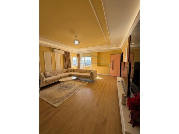 Tirane, jepet me qera apartament 2+1+Ballkon Kati 4, 144 m² 900 € (Lake Land Residence, Farke)