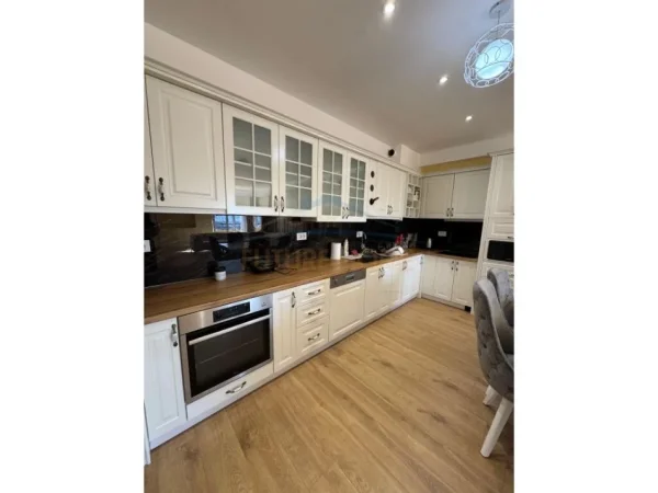 Tirane, jepet me qera apartament 2+1+Ballkon Kati 4, 144 m² 900 € (Lake Land Residence, Farke)