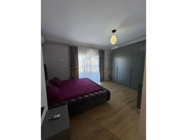 Tirane, jepet me qera apartament 2+1+Ballkon Kati 4, 144 m² 900 € (Lake Land Residence, Farke)