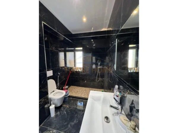 Tirane, jepet me qera apartament 2+1+Ballkon Kati 4, 144 m² 900 € (Lake Land Residence, Farke)
