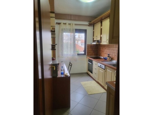 Tirane, jepet me qera apartament 2+1+Ballkon Kati 4, 110 m² 550 € (Rruga Mine Peza)