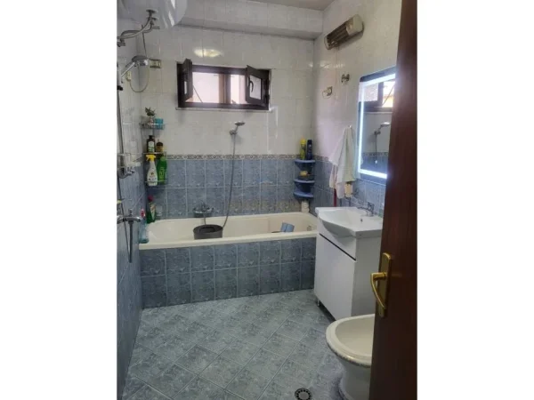 Tirane, jepet me qera apartament 2+1+Ballkon Kati 4, 110 m² 550 € (Rruga Mine Peza)