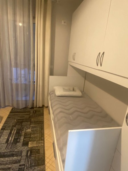Tirane, jepet me qera apartament 1+1+Ballkon Kati 4, 70 m² 450 € (Rruga 5 maj)