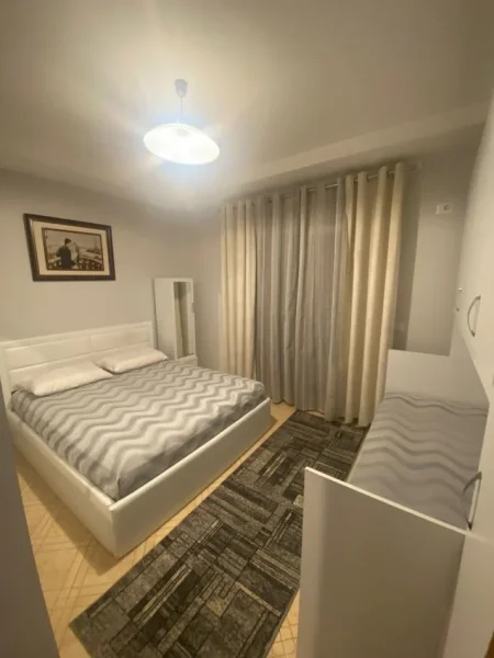 Tirane, jepet me qera apartament 1+1+Ballkon Kati 4, 70 m² 450 € (Rruga 5 maj)