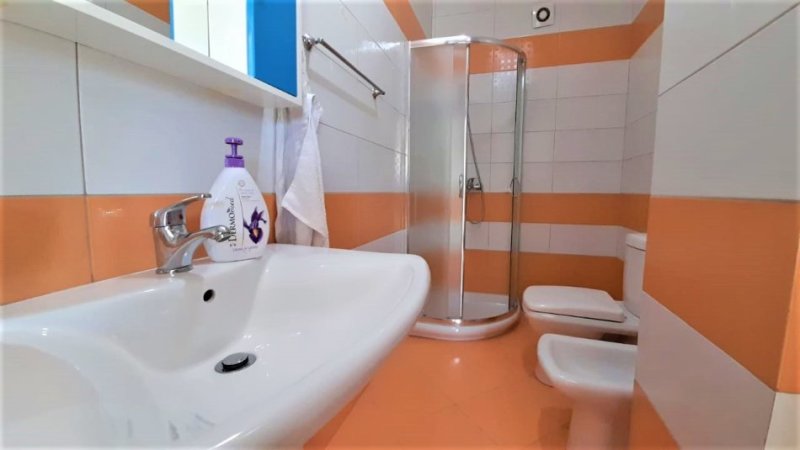 Tirane, jepet me qera apartament 1+1+Ballkon Kati 5, 70 m² 490 € (stacioni i trenit)