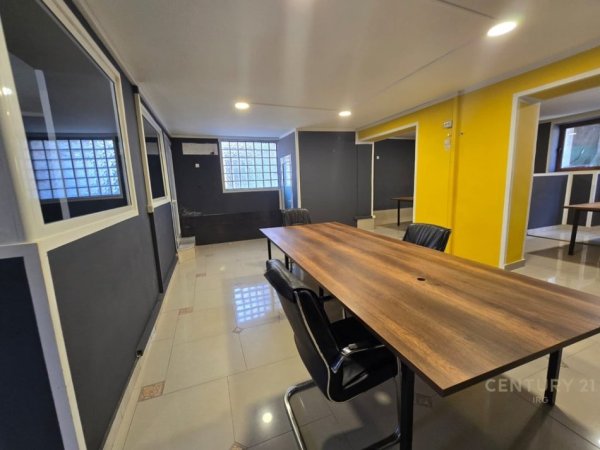 Tirane, jepet me qera zyre Kati 0, 180 m² 700 € (prane Kompleksit Grand, Tregu Elektrik )