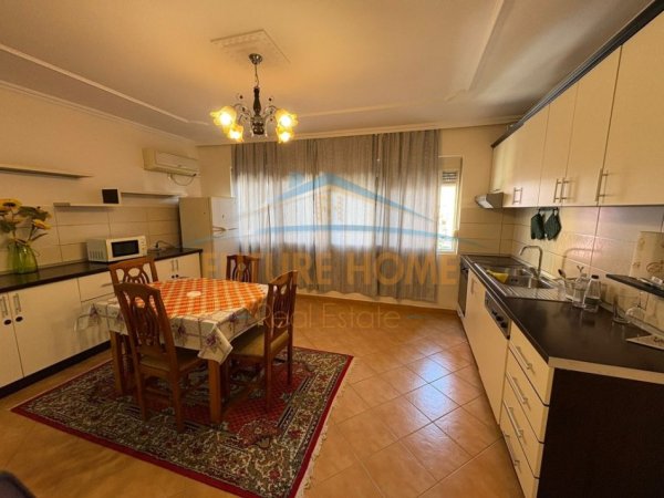 Tirane, jepet me qera apartament 3+1+Ballkon Kati 3, 130 m² 600 € (Stadiumi Dinamo)
