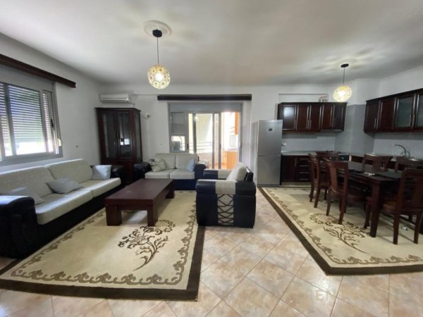 Tirane, jepet me qera apartament 3+1 Kati 3, 110 m² 450 € (Prane shkolles 17shkurti, Fresk)
