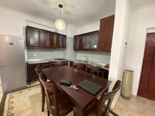 Tirane, jepet me qera apartament 3+1 Kati 3, 110 m² 450 € (Prane shkolles 17shkurti, Fresk)