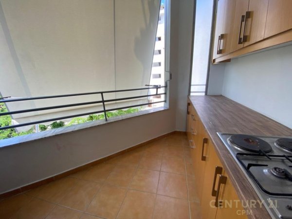 Tirane, jepet me qera apartament 3+1 Kati 3, 110 m² 450 € (Prane shkolles 17shkurti, Fresk)