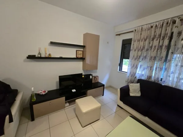 Tirane, jepet me qera apartament 1+1+Ballkon Kati 2, 70 m² 400 € (astir)