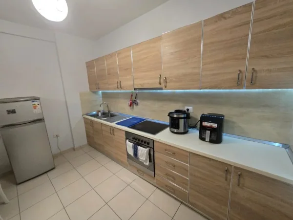 Tirane, jepet me qera apartament 1+1+Ballkon Kati 2, 70 m² 400 € (astir)