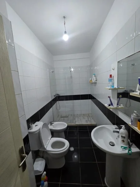 Tirane, jepet me qera apartament 1+1+Ballkon Kati 2, 70 m² 400 € (astir)