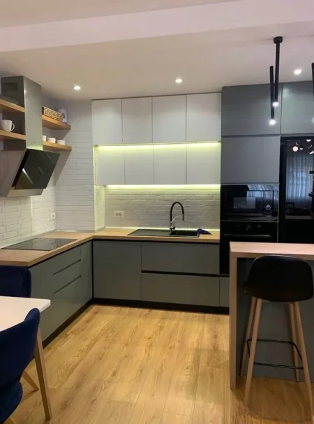 Tirane, jepet me qera apartament 2+1+Ballkon Kati 5, 98 m² 800 € (Komuna e Parisit)