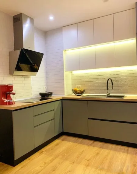 Tirane, jepet me qera apartament 2+1+Ballkon Kati 3, 100 m² 800 € (Komuna e Parisit)