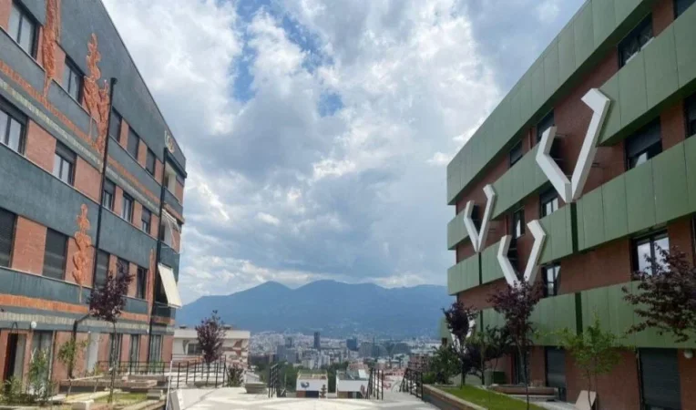 Tirane, shitet apartament 2+1 Kati 2, 145 m² 275.000 € (Kodra e diellit)