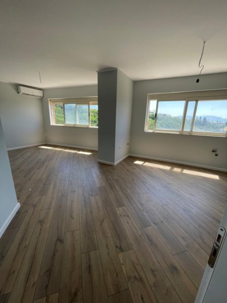 Tirane, shitet apartament 2+1+Ballkon Kati 4, 124 m² 137.000 € (fresk)