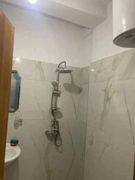 Tirane, jepet me qera apartament 1+1+Ballkon Kati 4, 75 m² 500 € (Rruga dibres)