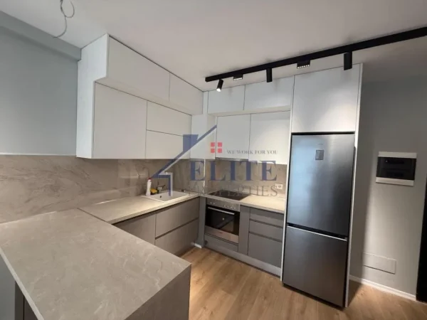 Tirane, jepet me qera apartament 2+1+Ballkon Kati 4, 85 m² 500 € (Univers City)