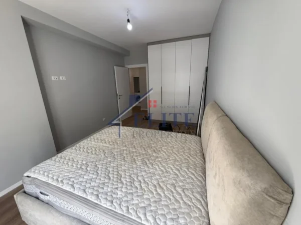 Tirane, jepet me qera apartament 2+1+Ballkon Kati 4, 85 m² 500 € (Univers City)
