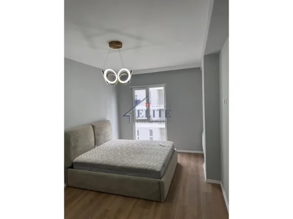 Tirane, jepet me qera apartament 2+1+Ballkon Kati 4, 85 m² 500 € (Univers City)