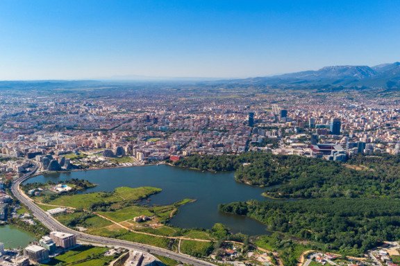 Tirane, jepet me qera apartament 2+1 Kati 1, 70 m² 350 € (Fresku)