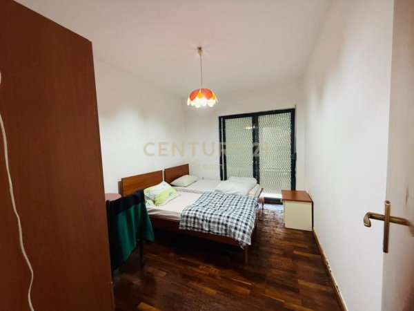 Tirane, jepet me qera apartament 2+1 Kati 5, 120 m² 800 € (Bllok)