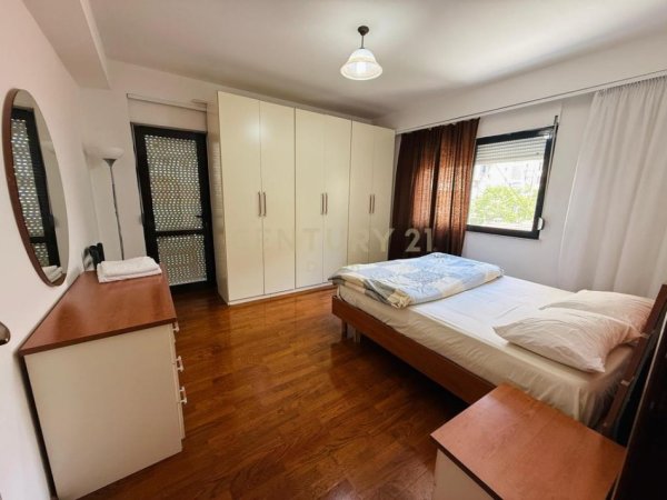 Tirane, jepet me qera apartament 2+1 Kati 5, 120 m² 800 € (Bllok)