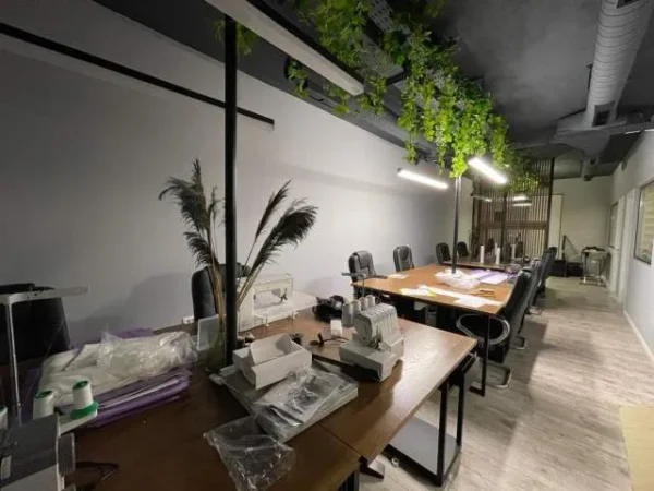 Tirane, jepet me qera zyre Kati 2, 110 m² 1.600 € (Kompleksi Square 21)