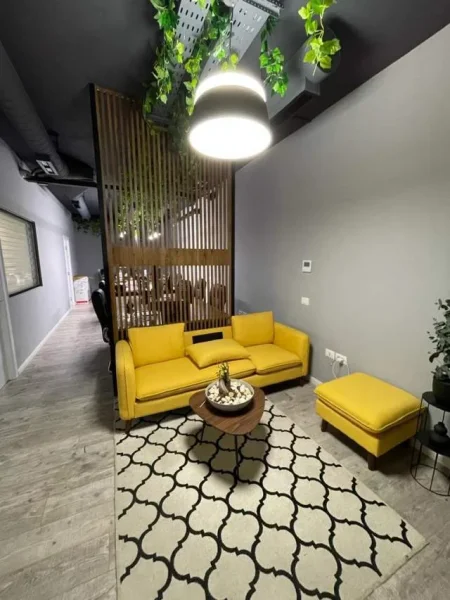Tirane, jepet me qera zyre Kati 2, 110 m² 1.600 € (Kompleksi Square 21)