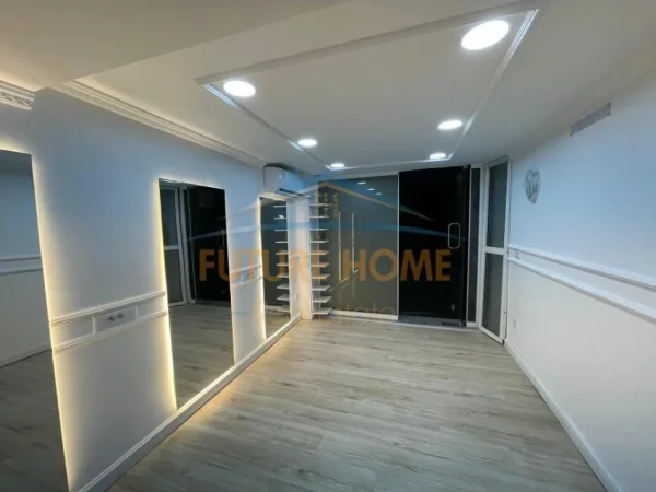 Tirane, jepet me qera ambjent biznesi Kati 0, 20 m² 900 € (Bllok)