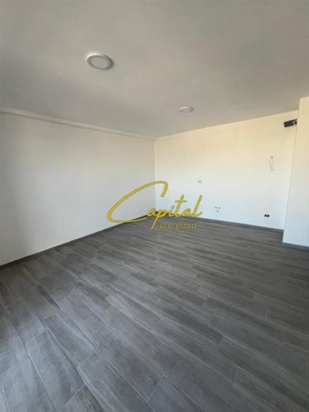 Tirane, jepet me qera zyre Kati 5, 95 m² 350 € (RRUGA 5 MAJI)