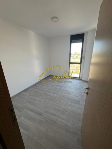 Tirane, jepet me qera zyre Kati 5, 95 m² 350 € (RRUGA 5 MAJI)