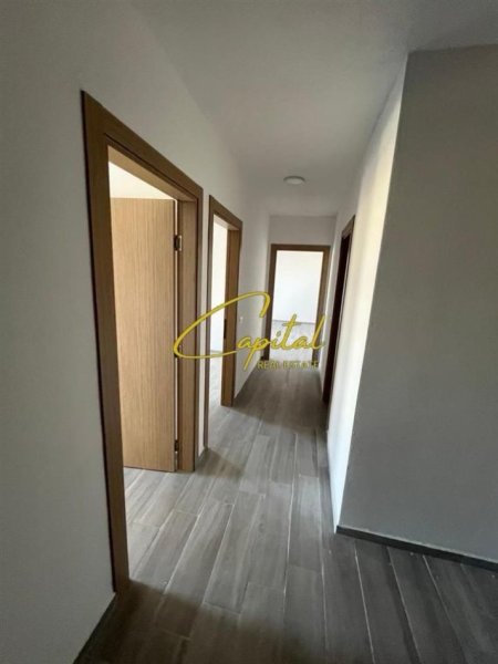 Tirane, jepet me qera zyre Kati 5, 95 m² 350 € (RRUGA 5 MAJI)