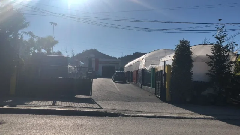 Tirane, shitet magazine Kati 0, (Autostrade tirane durres)