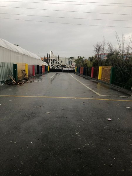 Tirane, shitet magazine Kati 0, (Autostrade tirane durres)