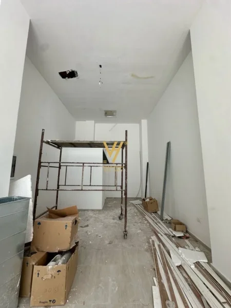 Tirane, shitet dyqan Kati 0, 62 m² 186.000 € (KOMUNA E PARISIT)