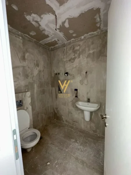 Tirane, shitet dyqan Kati 0, 62 m² 186.000 € (KOMUNA E PARISIT)