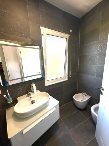 Tirane, shitet apartament 3+1+Ballkon Kati 3, 131 m² 141.000 € (Prane Restorant 2 Luanet)