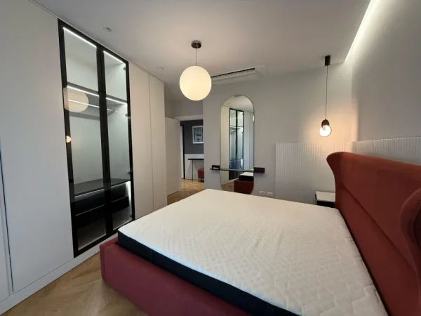 Tirane, jepet me qera apartament 1+1+Ballkon Kati 4, 78 m² 1.500 € (Liqeni Artificial)