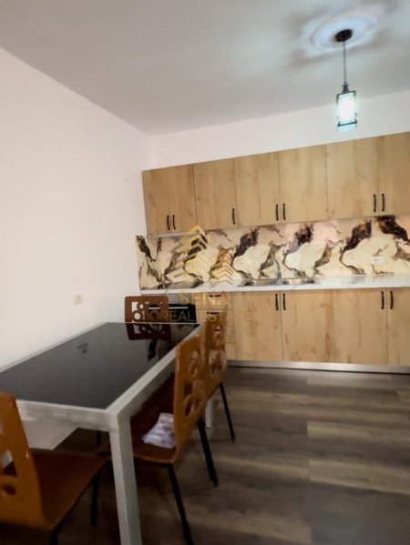 Tirane, jepet me qera apartament 2+1+Ballkon Kati 4, 80 m² 450 € (Shkoze)