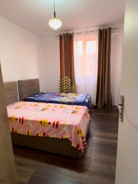 Tirane, jepet me qera apartament 2+1+Ballkon Kati 4, 80 m² 450 € (Shkoze)