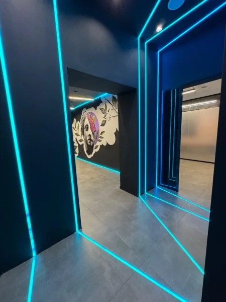 Tirane, jepet me qera ambjent biznesi Kati 2, 100 m² 2.200 € (Blloku)