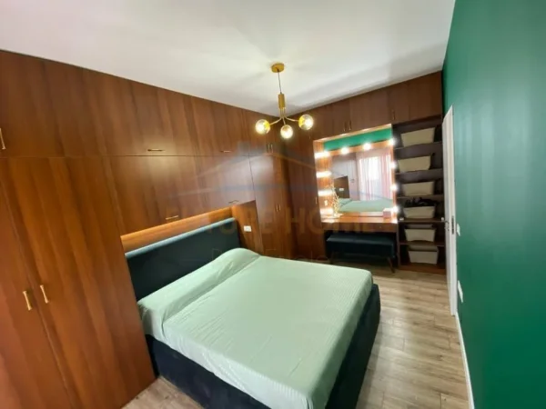 Tirane, shitet apartament 2+1 Kati 2, 94 m² 140.000 € (Rruga Engjell Mashi)