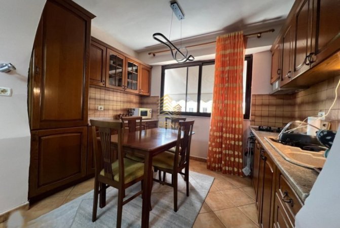 Tirane, jepet me qera apartament 2+1+Ballkon Kati 3, 80 m² 700 € (Myslym Shyri)