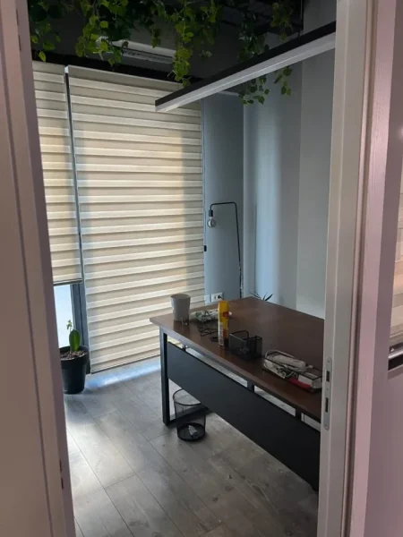 Tirane, jepet me qera ambjent biznesi Kati 5, 110 m² 1.600 € (Square 21)