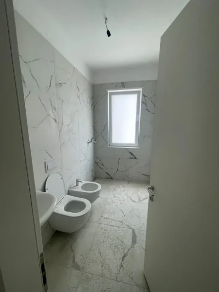 Tirane, shitet apartament 2+1+Ballkon Kati 2, 84 m² 93.000 € (Univers City I Perfunduar Okazion)