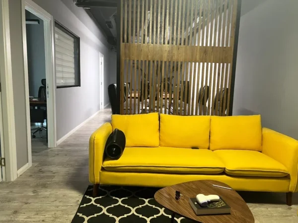 Tirane, jepet me qera zyre Kati 3, 120 m² 1.600 € (Rruga e Kavajes)