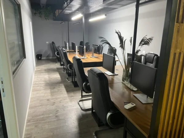 Tirane, jepet me qera zyre , 110 m² 1.700 € (Square 21)