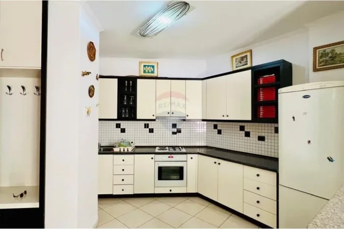 Tirane, jepet me qera 3+1 Kati 8, 110 m² 500 € (Teodor Keko)